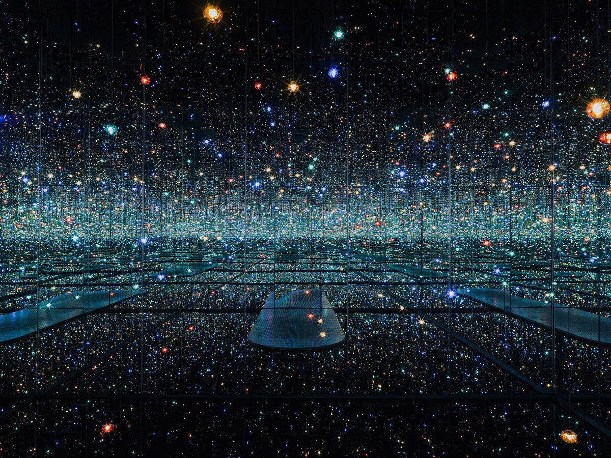 Бесконечная зеркальная комната &mdash; души в миллионах световых лет от нас (Infinity Mirrored Room,The Souls of Millions of Light Years Away), 2013