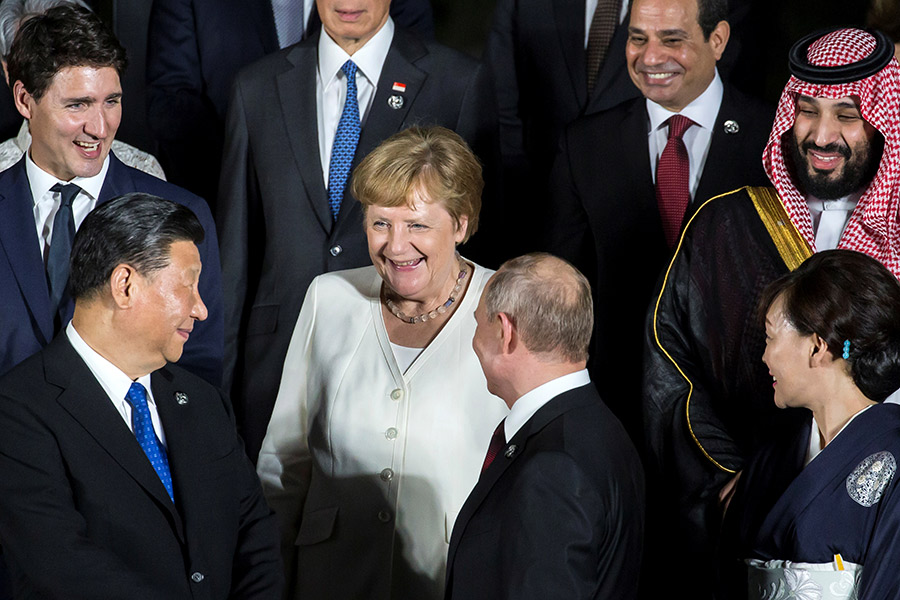 Канцлер Германии Ангела Меркель беседует с председателем КНР Си Цзиньпином (слева) и президентом России Владимиром Путиным
&nbsp;
