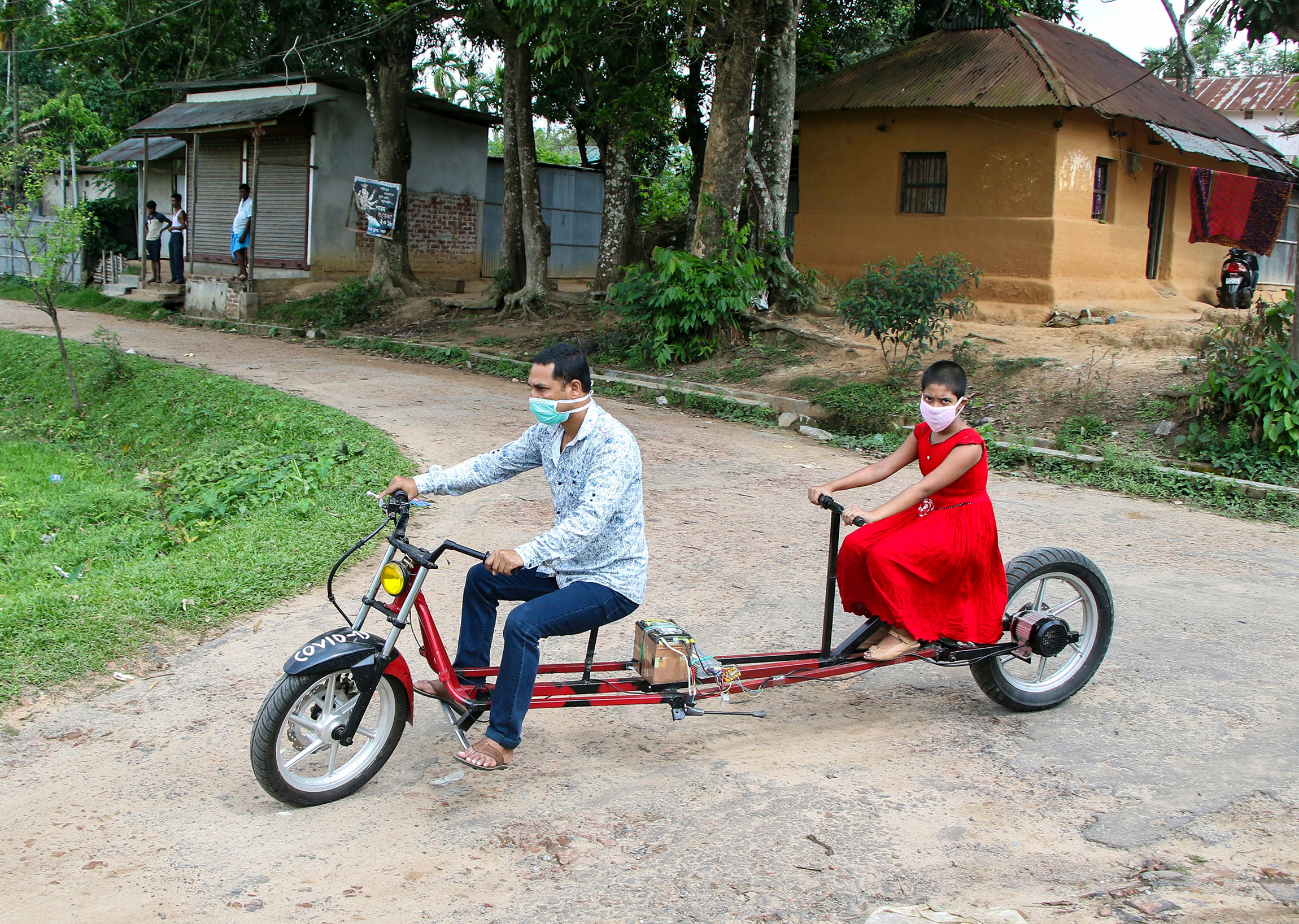 Индия. Партха Саха, инженер, и его дочь Прагья катаются на велосипеде, который Саха сделал, учитывая требование о соблюдении социальной дистанции.

По данным на 27 мая&nbsp;в Индии зафиксировано​​​ 144,9 тыс. cлучаев инфекции

