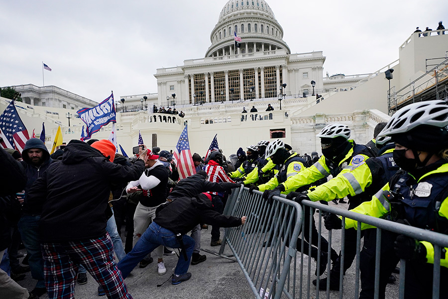 Позже сторонники Трампа устроили потасовки с полицейскими у здания конгресса США