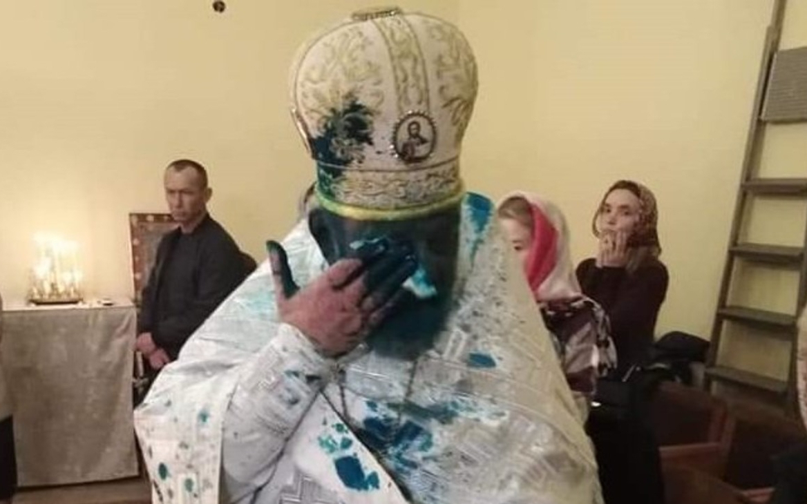 Во Львовской области священника УПЦ облили зеленкой