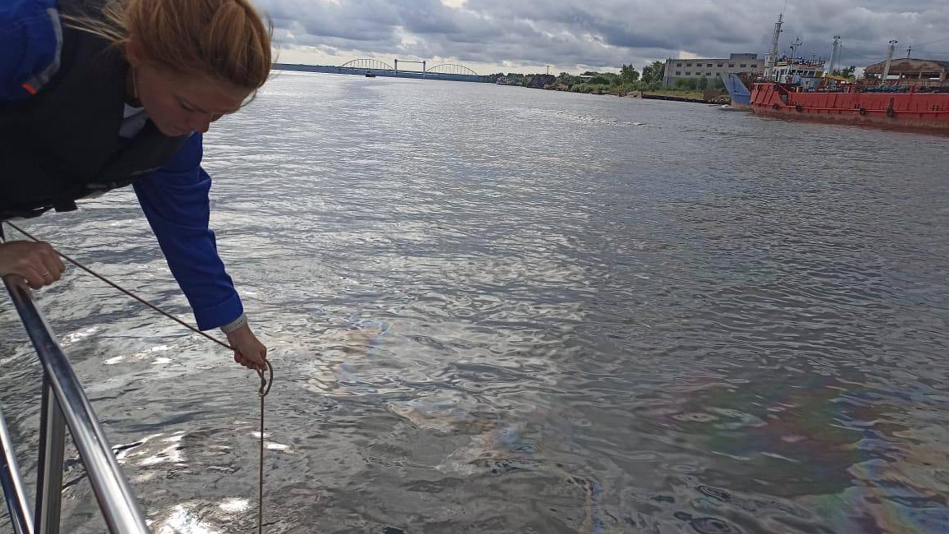 На Северной Двине обнаружили четырехкилометровое нефтяное пятно