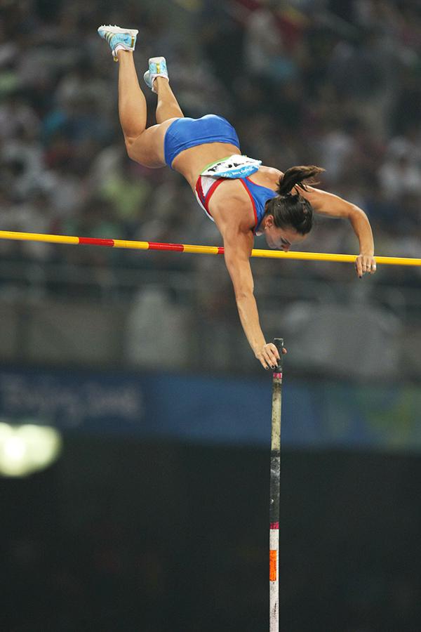Российская прыгунья с шестом Елена Исинбаева установила новый мировой рекорд в прыжках с шестом (5,05 метра) на Олимпиаде в Пекине, 2008 год