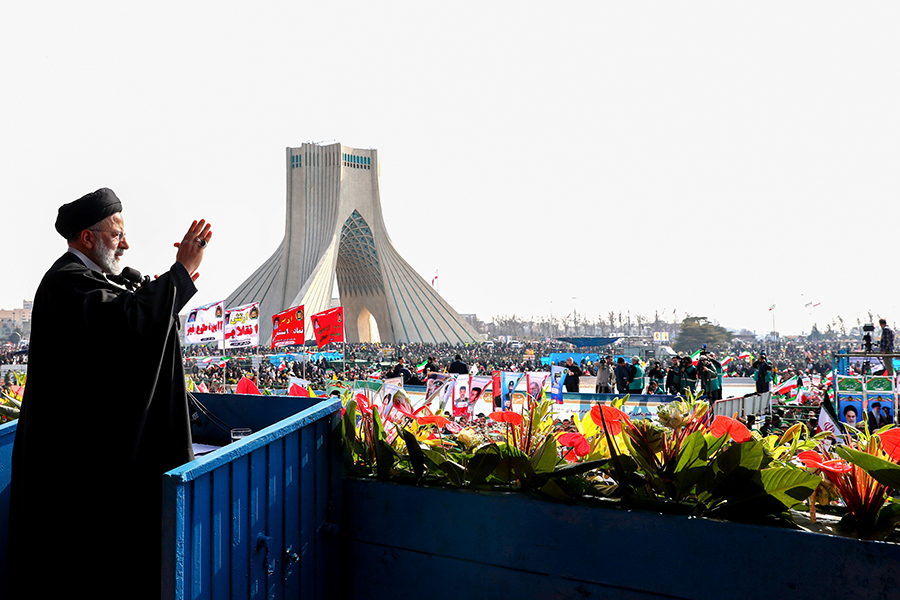 Раиси приветствует жителей Тегерана во время празднования 45-й годовщины Исламской революции.
&nbsp;