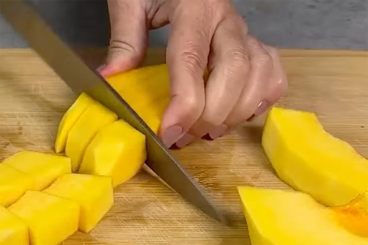Тыкву очистите от кожуры и семян, нарежьте тыкву кубиками, засыпьте сахаром и оставьте на ночь