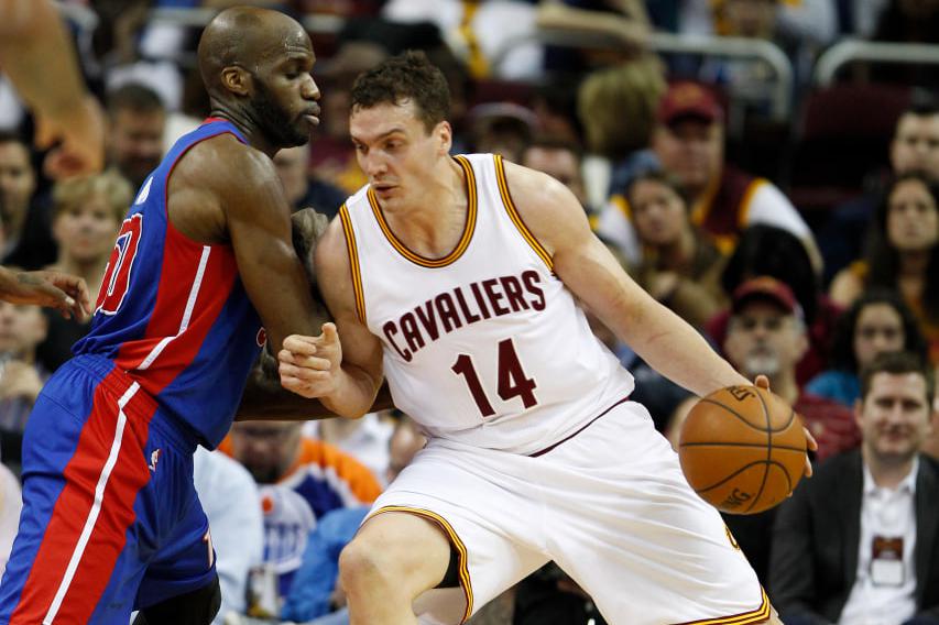 Российский баскетболист Алекснадр Каун (справа)