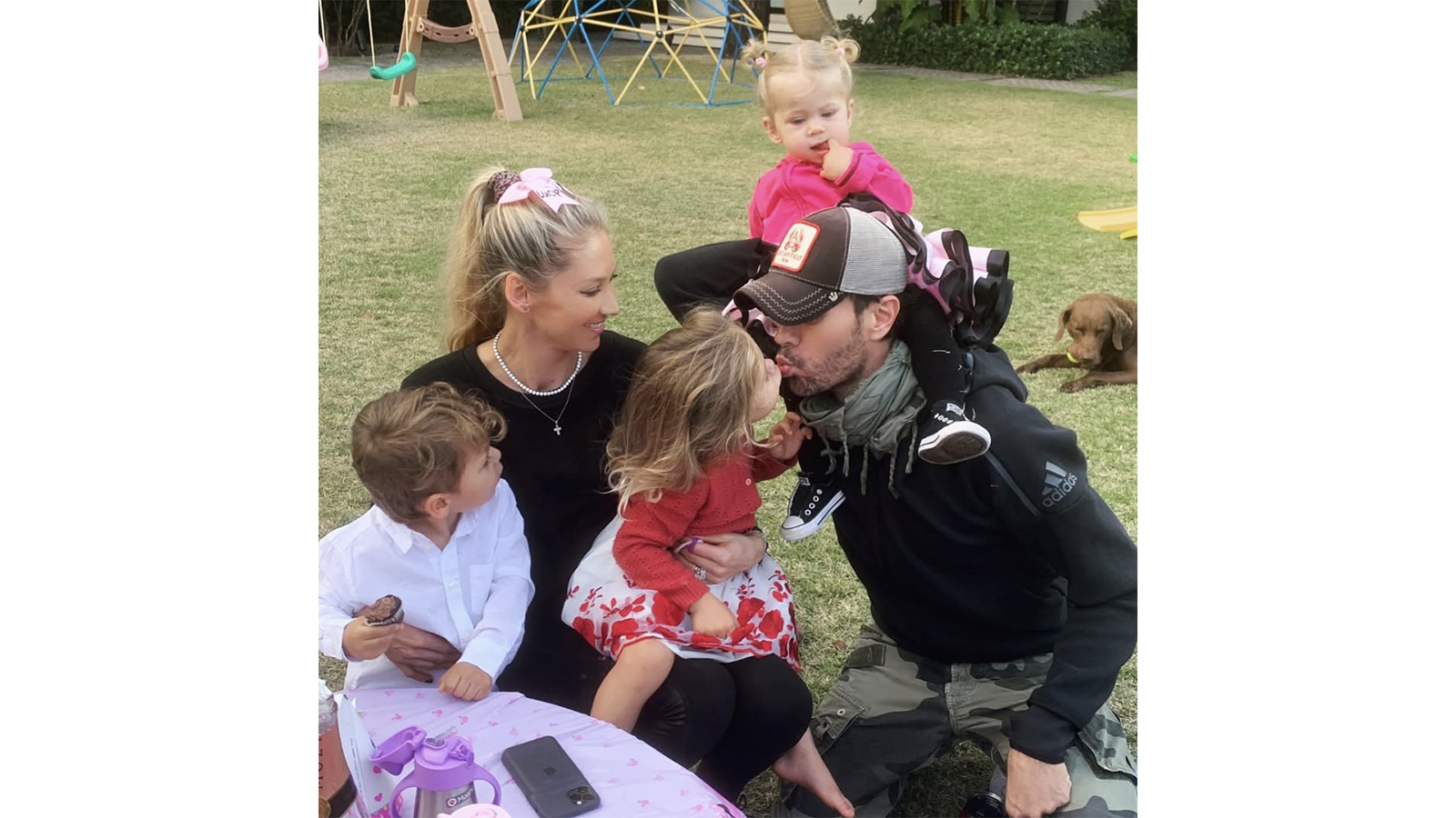 Анна Курникова и Энрике Иглесиас с детьми