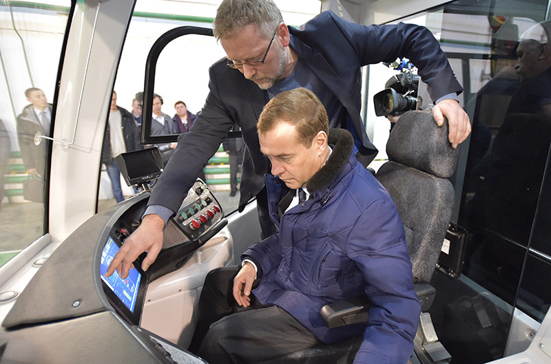 Премьер-министр РФ Дмитрий Медведев (справа) во время посещения Тверского вагоностроительного завода