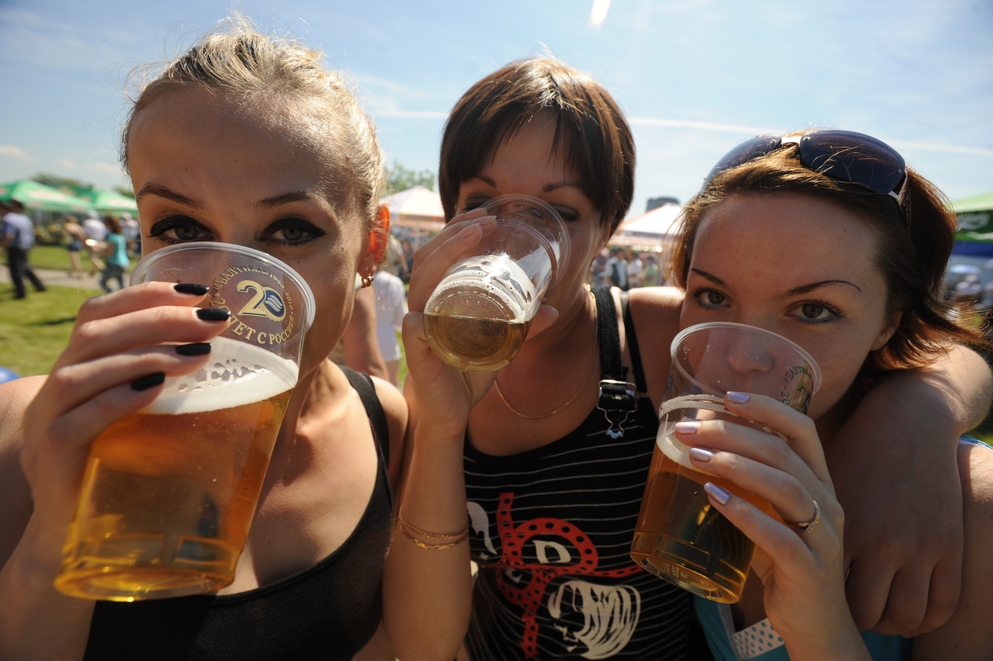 Все в россии уже пьют. Молодежь с пивом. Девушка пьет. Пьющие девушки. Пьющие подростки девочки.