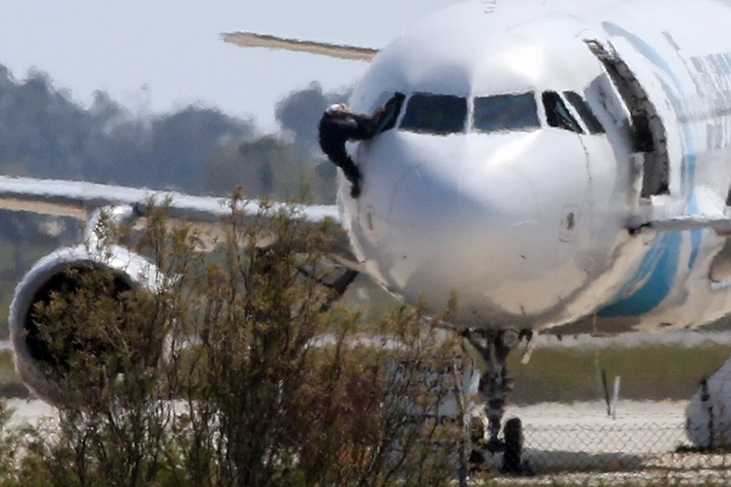 Один из&nbsp;заложников вылезает из&nbsp;кабины угнанного самолета Airbus A320 авиакомпании EgyptAir