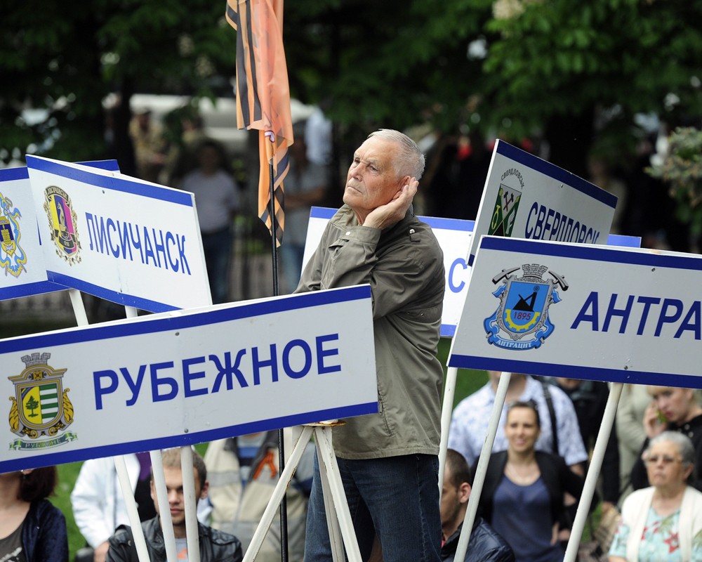 Жители деревень и поселков Луганской области на митинге, посвященном объявлению результатов референдума о статусе Луганской республики 