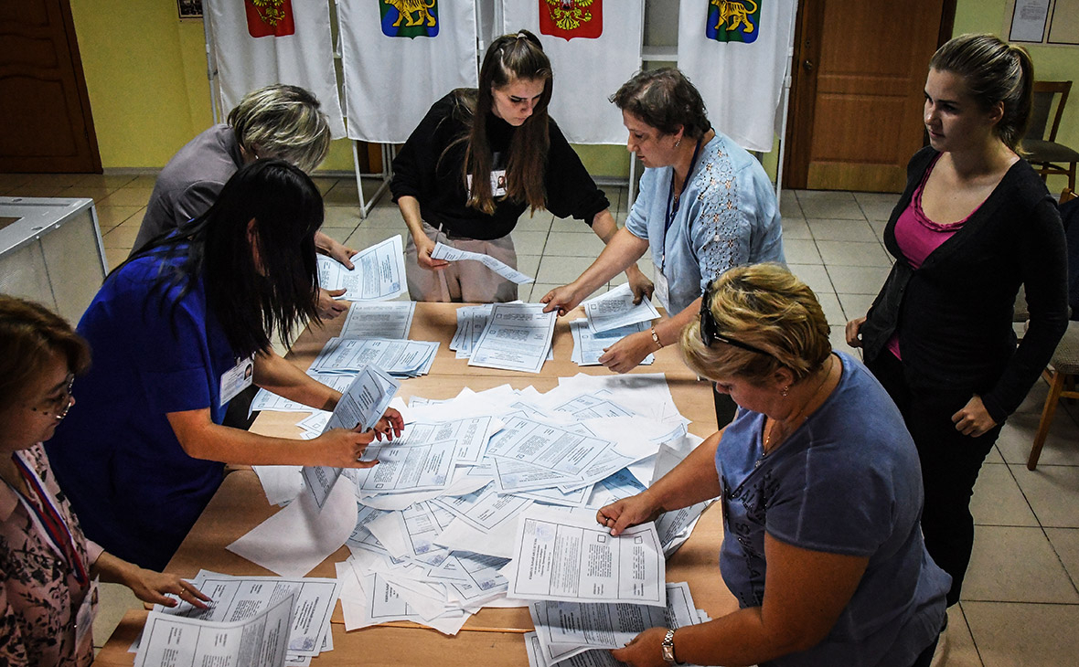 Подсчет голосов на избирательном участке во Владивостоке

