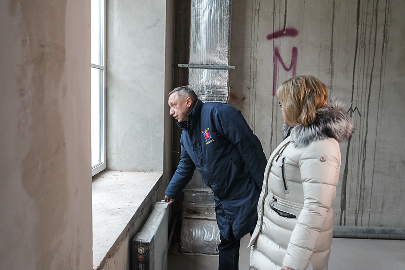 Врио губернатора Петербурга Александр Беглов осматривает помещения школы в Адмиралтейском районе