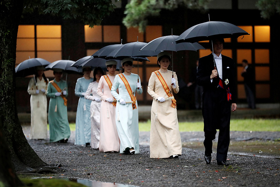 Новый император Японии Нарухито стал 126-м императором на престоле. На церемонии присутствовали все взрослые члены семьи (11 человек), в том числе младший брат императора, 53-летний наследный принц Фумихито (на фото).
