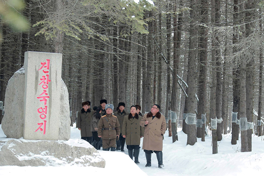 Это уже второй подъем северокорейского лидера на гору Пэкту за последние два месяца: он побывал здесь&nbsp;в середине октября.

Ранее Ким Чен Ын приезжал на гору перед знаменательными решениями и событиями. Например, за несколько месяцев до исторической встречи с лидером Южной Кореи Мун Чжэ Ином&nbsp;в конце 2017 года
