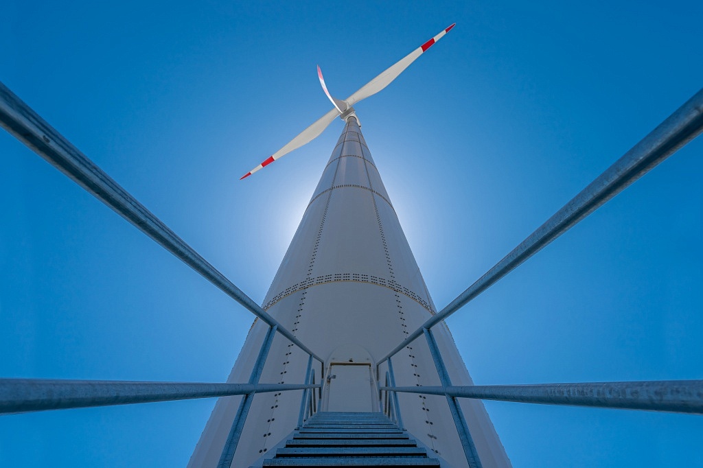 В России сейчас действует 15 крупных ветроэлектростанций совокупной мощностью около 1,4 ГВт. К 2027 году установленная мощность ВЭС с учетом последнего конкурсного отбора инвестпроектов по программе ДПМ ВИЭ 2.0 увеличится почти в 4 раза