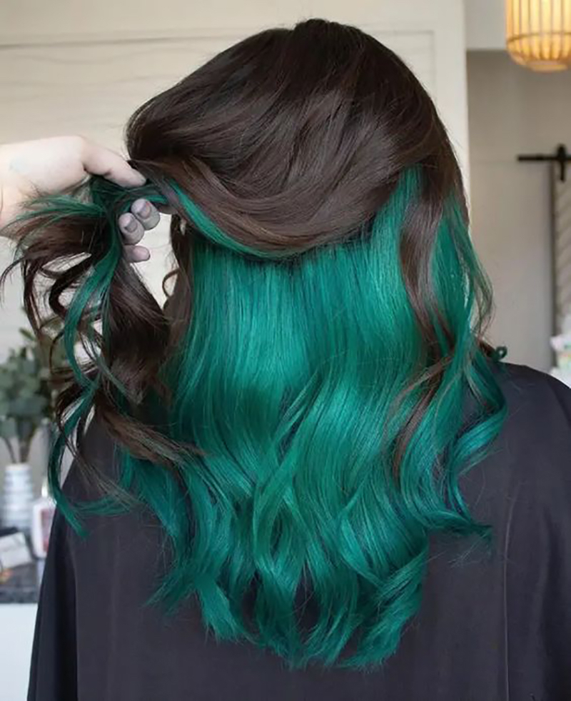 Зеленые травяные оттенки в волосах