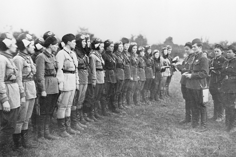 На фото: летчицы 588-го ночного легкобомбардировочного женского авиационного полка, оборона Кавказа, 1942 год. 

После начала Великой Отечественной войны летом 1941 года правительству СССР начали приходить письма от девушек. Они работали в транспортной авиации или тренировались в аэроклубах и летных школах и настойчиво просили направить их на фронт в качестве военных летчиц, чтобы воевать наравне с мужчинами.

Марина Раскова, легендарная летчица, член женского экипажа, установившего в 1938 году мировой авиационный рекорд дальности полета по маршруту Москва&nbsp;&mdash; Дальний Восток, с чемоданом этих писем штурмовала штаб-квартиру ВВС, чтобы ей разрешили набрать для военных полетов девушек-добровольцев.

8 октября 1941 года, когда немецкие войска уже подходили к столице, Сталин подписал приказ о формировании женских авиационных полков ВВС Красной армии: 586-го истребительного, который будет летать на самолетах Як, 587-го полка пикирующих бомбардировщиков Пе-2&nbsp;и 588-го ночного бомбардировочного.