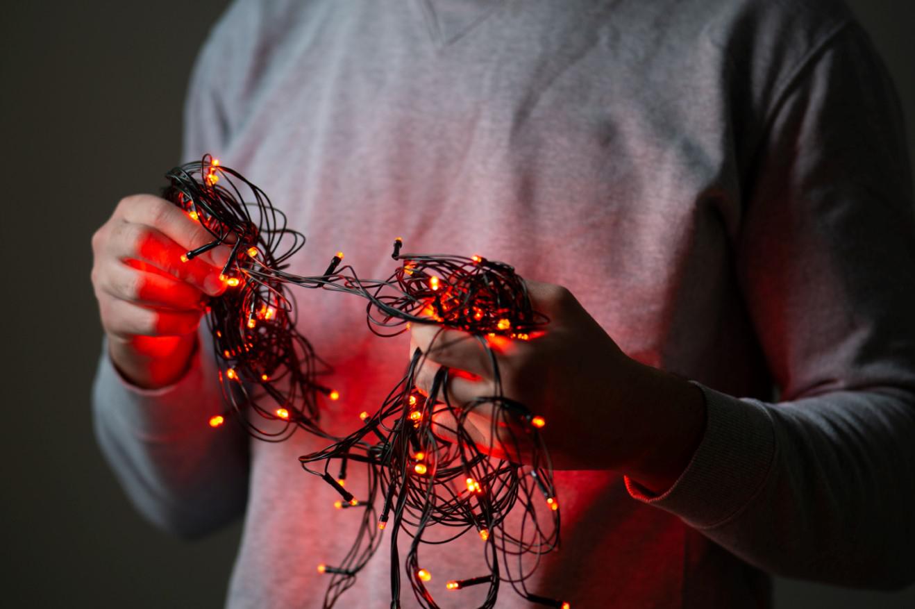 Постарайтесь ослабить натяжение, прежде чем пытаться распутать сложные узлы