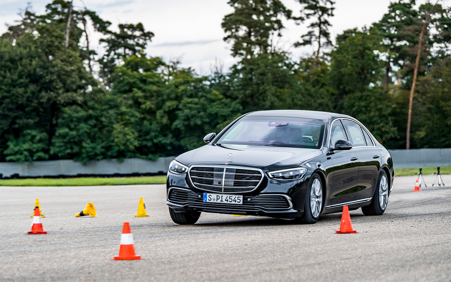 Адаптивная подвеска обеспечивает хорошую управляемость, высокий уровень комфорта и безопасности