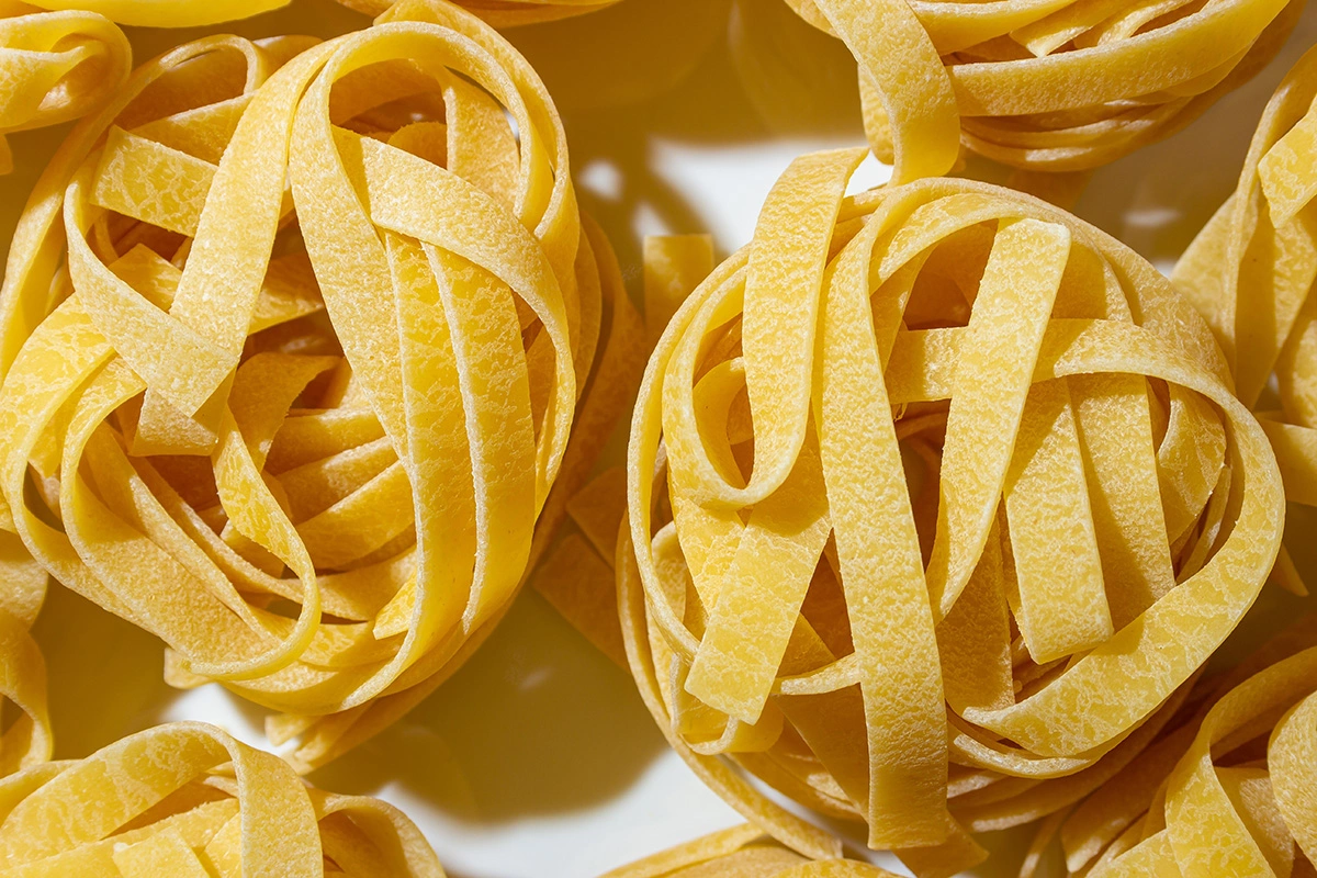 Такие макароны внешне похожи на лапшу, но только очень широкую