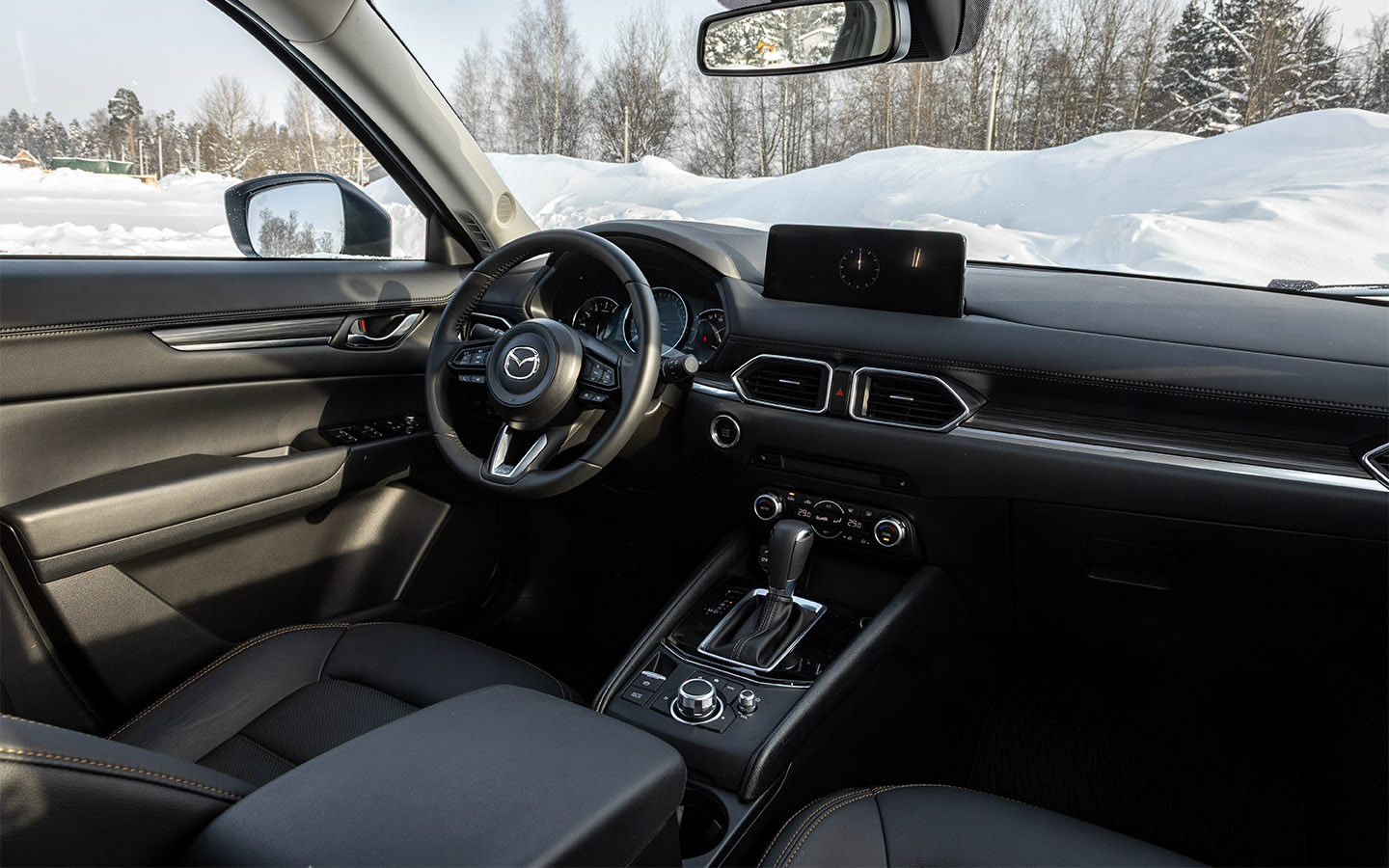 Салон модели Mazda CX-5 &mdash; образчик вечной классики, где все по старинке и на своих местах. Чуть скучноват, зато удобен