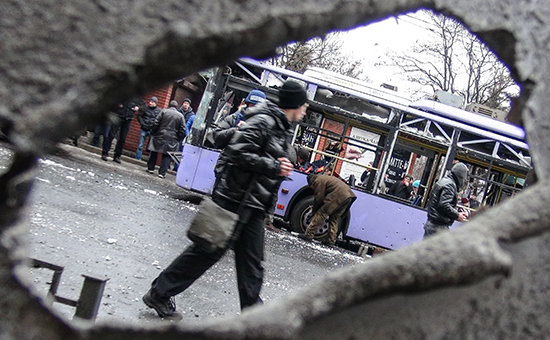 На месте обстрела троллейбуса и остановки общественного транспорта в Ленинском районе на юге Донецка