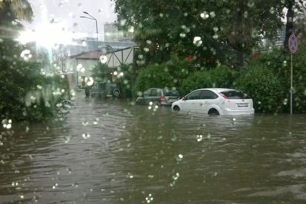 Ливень затопил несколько улиц в центре  Сочи