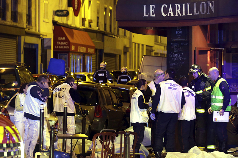 Сотрудники полиции у ресторана в Париже, где произошла стрельба