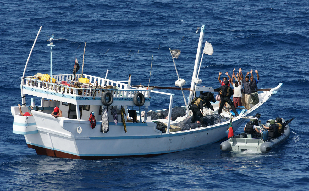 Судно террористами. Пираты 21 века Сомали. Морское пиратство. Захват судна пиратами. Пираты на современном судне.
