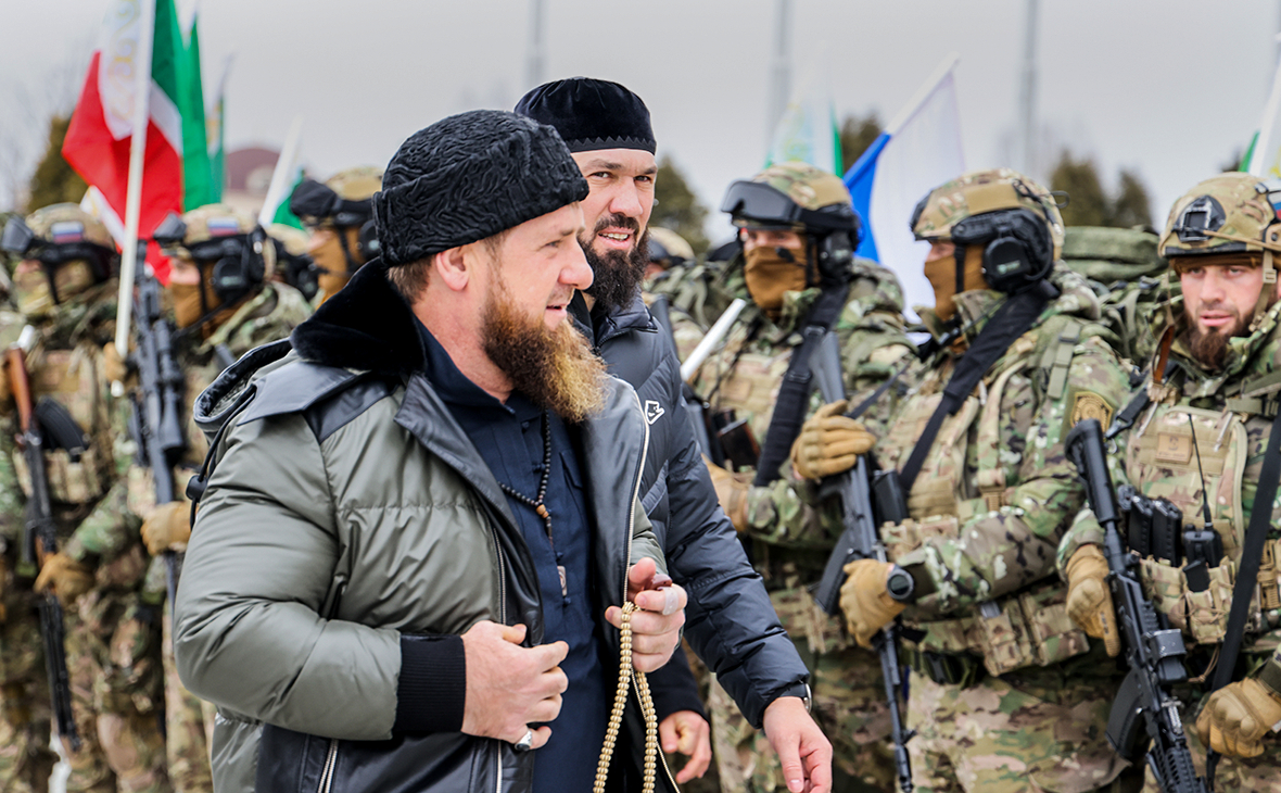 Рамзан Кадыров (на первом плане) во время смотра сил чеченских военных подразделений