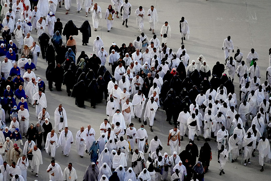 Паломники идут бросать камни в столб, символизирующий дьявола. Саудовская Аравия