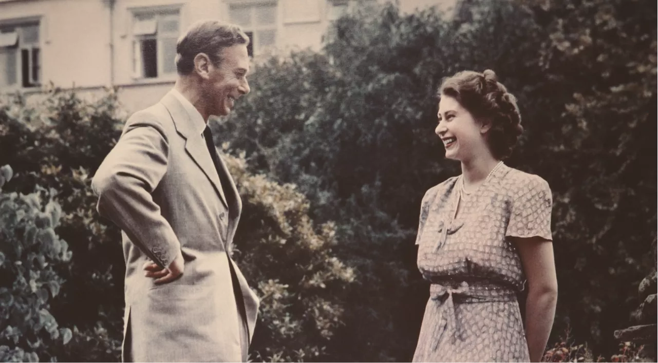 Елизавета со своим отцом, королем Георгом&nbsp;VI, 1946