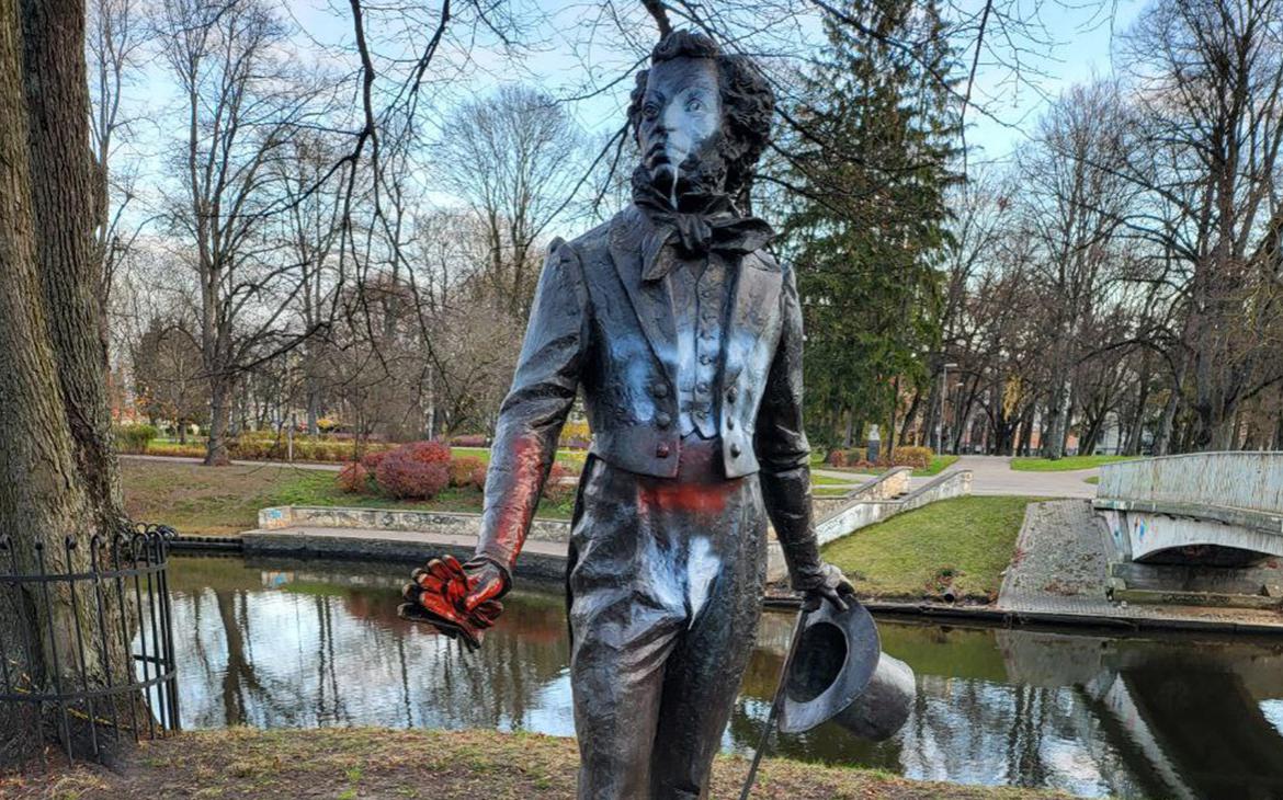 Памятник Пушкину в Риге облили краской в День независимости Латвии