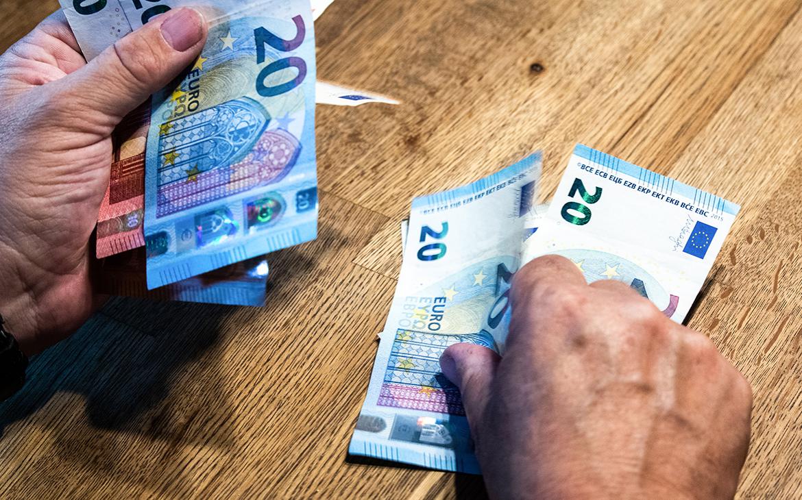 Россияне за год в три раза меньше стали покупать доллары и евро
