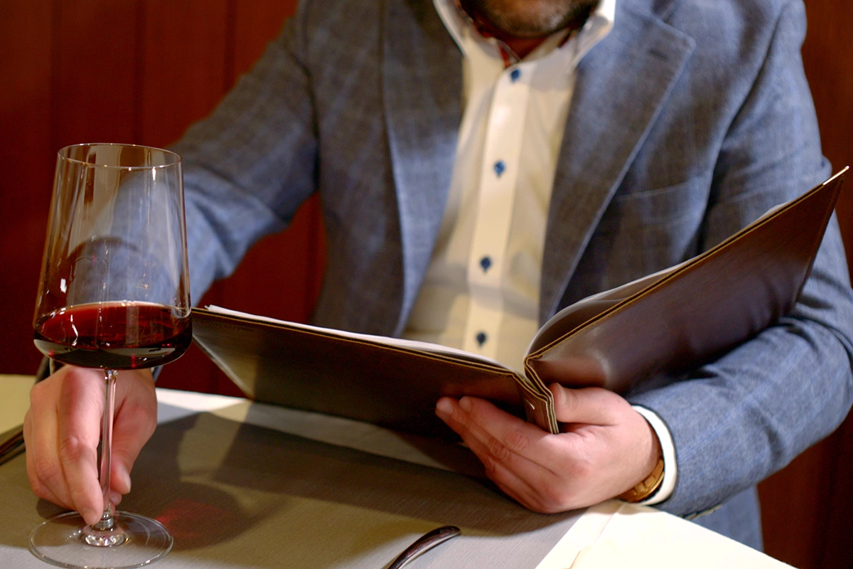 Законопроект о наличии обязательной доли российского вина в винных картах ресторанов и на полках торговых сетей Госдума может рассмотреть осенью 2025 года