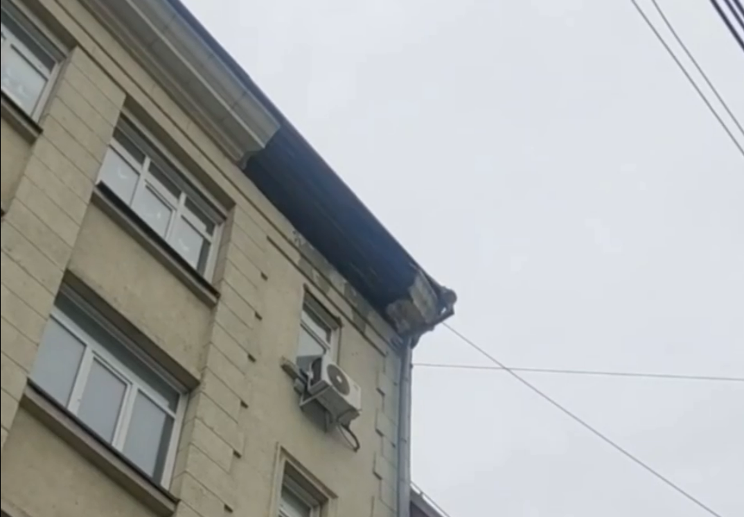 Часть бетонного козырька обрушилась в столетнем здании на Красном проспекте