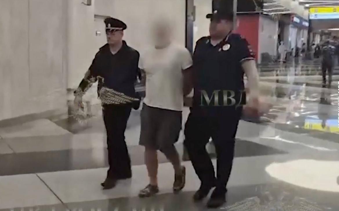 Брошенного на пол в Шереметьево мальчика выписали из больницы