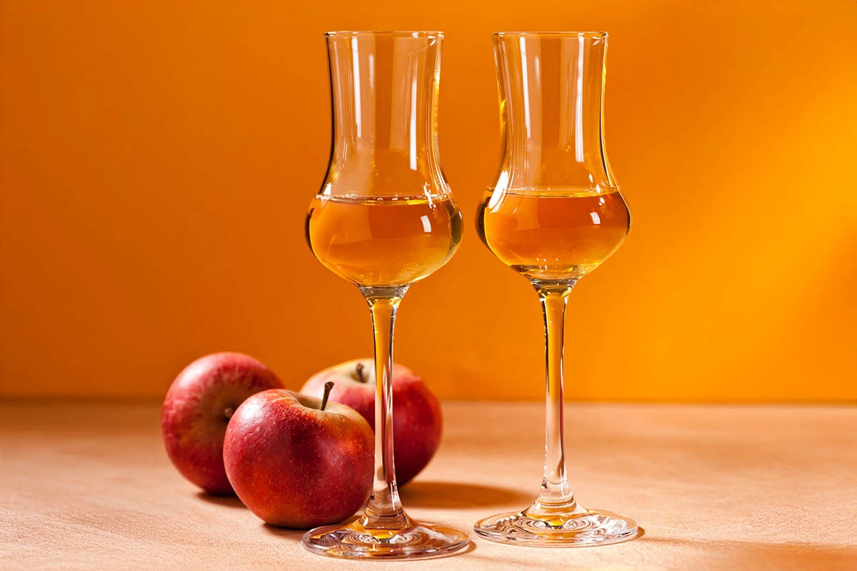 Виннер же видит в кальвадосе историческое «искушение яблоками», которое люди испытывают с библейских времен