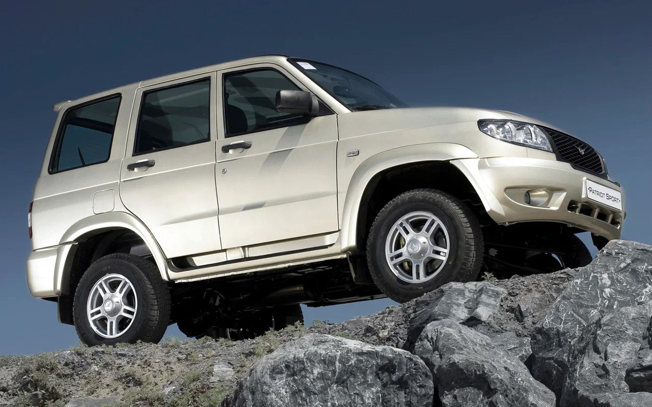 2010 год. UAZ Patriot Sport. Попытка разнообразить гамму укороченной &mdash; обратно на те же 360 мм &mdash; версией. Повторение пройденного 3160-го рынок не принял, и выпуск быстро закончили