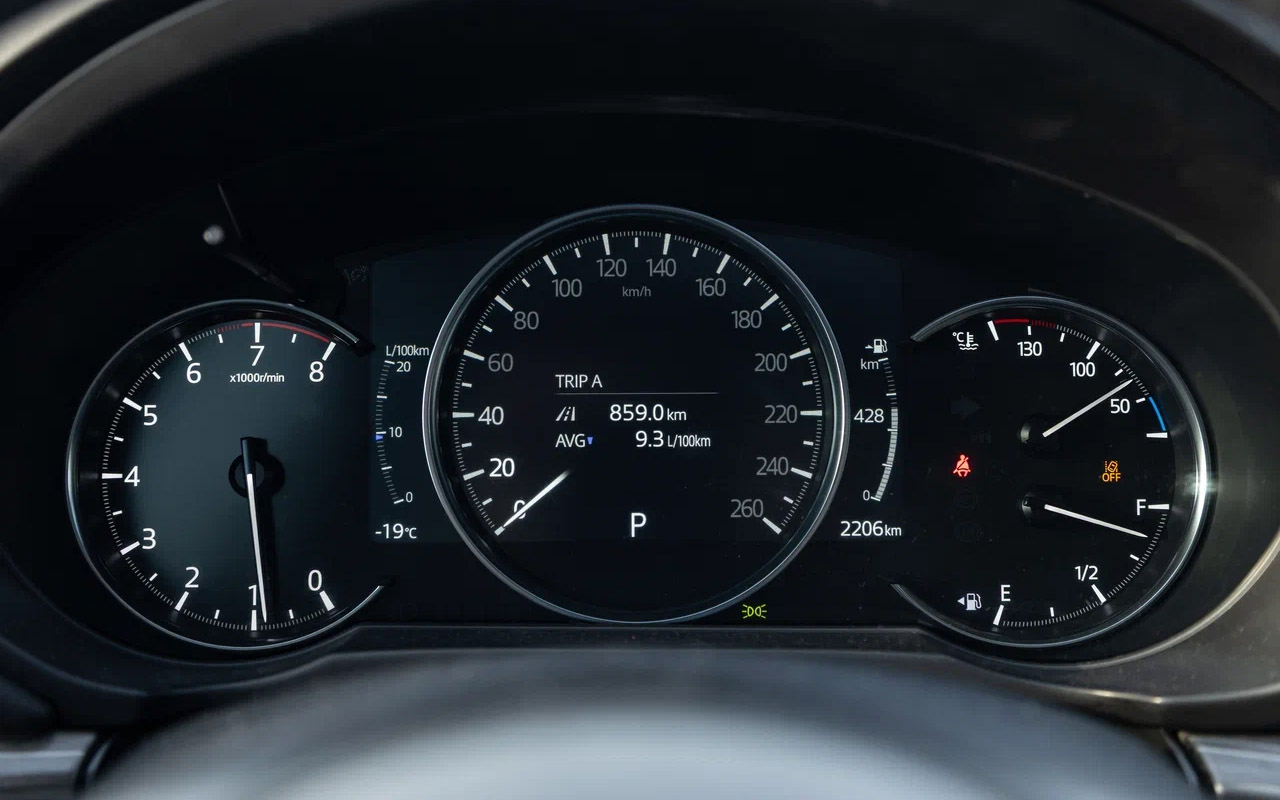 Так выглядит приборка топовой&nbsp;Mazda CX-5. Справа и слева&nbsp;стрелочные циферблаты, по центру &mdash; яркий и контрастный&nbsp;цифровой дисплей. Подвох можно заметить, присмотревшись