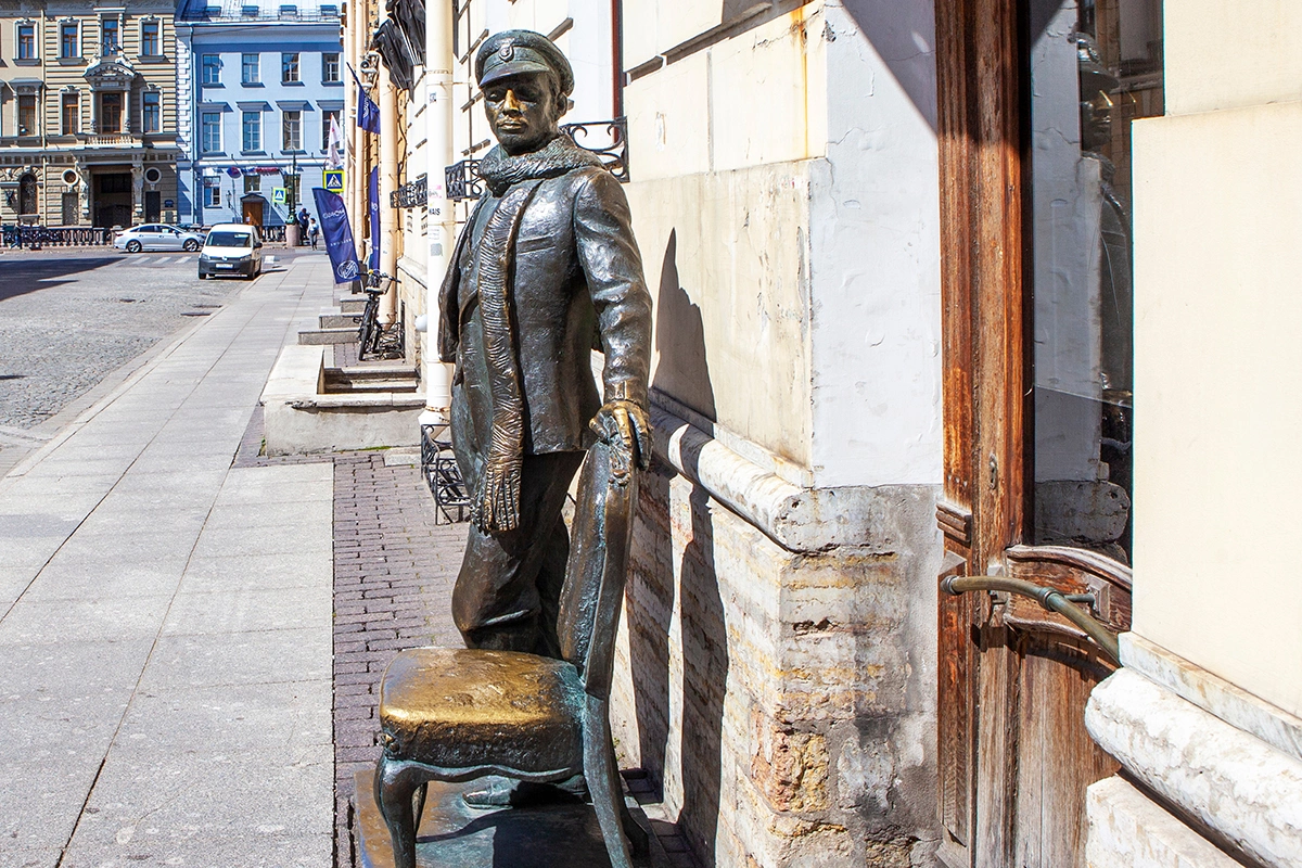 Остап Бендер — главный герой романа «Двенадцать стульев» Ильфа и Петрова — остроумный авантюрист и убежденный циник, который воспринимает окружающих как средство для достижения собственных целей