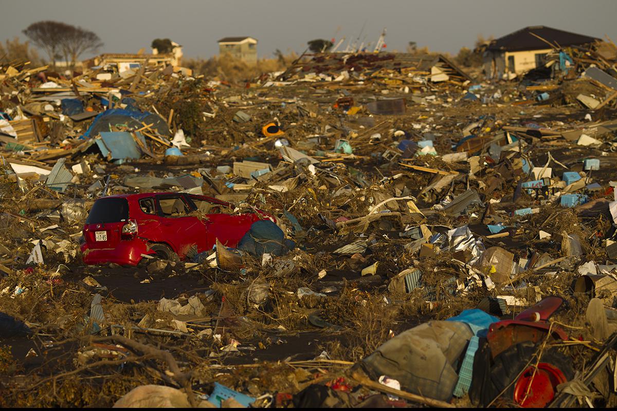 Разрушенная территория в пределах зоны отчуждения, примерно в 6 км от атомной электростанции Фукусима, город Намиэ, префектура Фукусима, Япония, 14 марта 2011 года