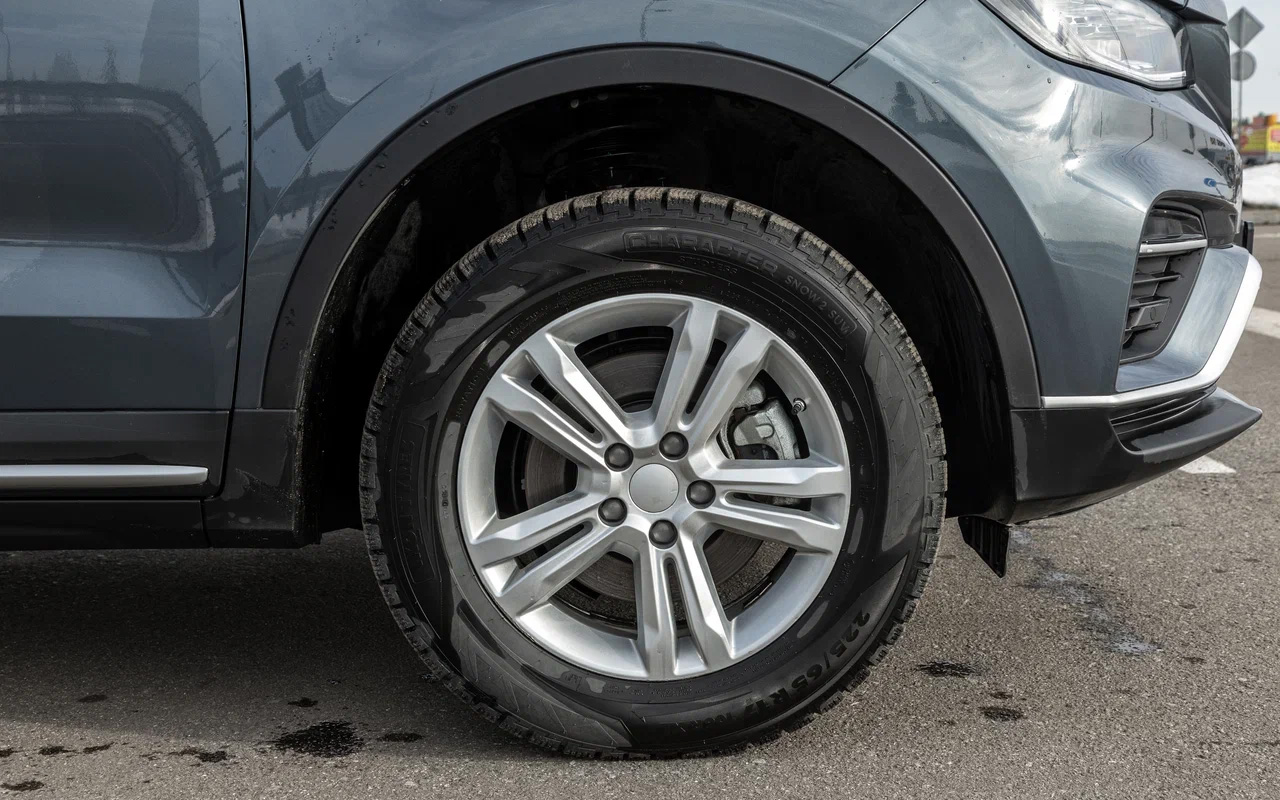 Belgee X70 в средней комплектации&nbsp;Style лишился&nbsp;18-дюймовых дисков, их место заняли&nbsp;17-дюймовые. Но профиль шин повыше для белорусской модели&nbsp;&mdash; даже в плюс