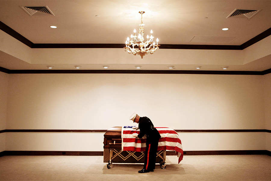 За фотографии похорон офицеров, погибших в&nbsp;Ираке
