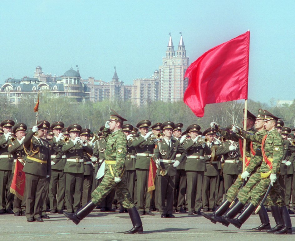 Тренировка участников военного парад на Красной площади в составе войск парадного расчета на Центральном аэродроме имени Фрунзе. 2002 год