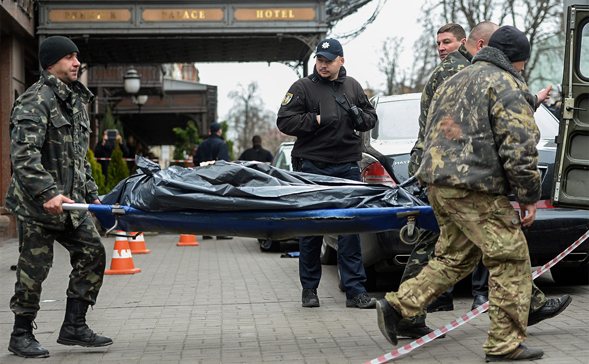 Сотрудники правоохранительных органов на месте убийства Дениса Вороненкова в Киеве