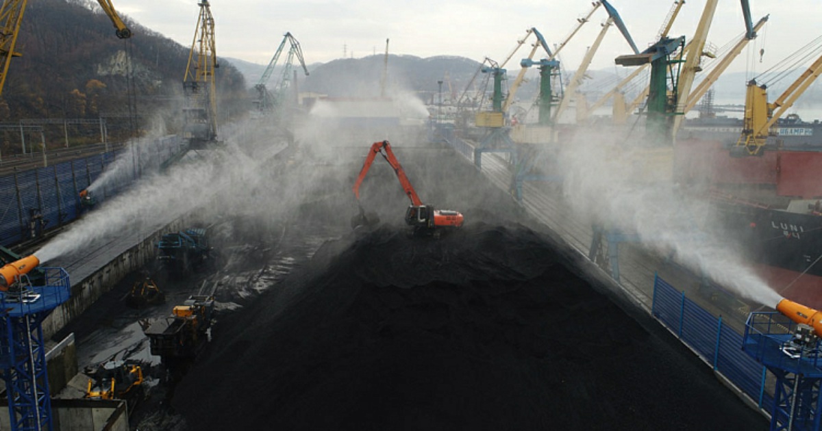 Угольная находка. Порт находка угольная пыль. Перевалка угля в порту находка. Перевалка угля город находка. Угольный терминал находка.