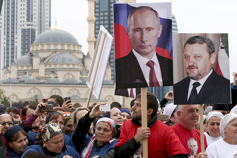 Участники митинга-концерта в честь дня рождения президента РФ Владимира Путина в Грозном.