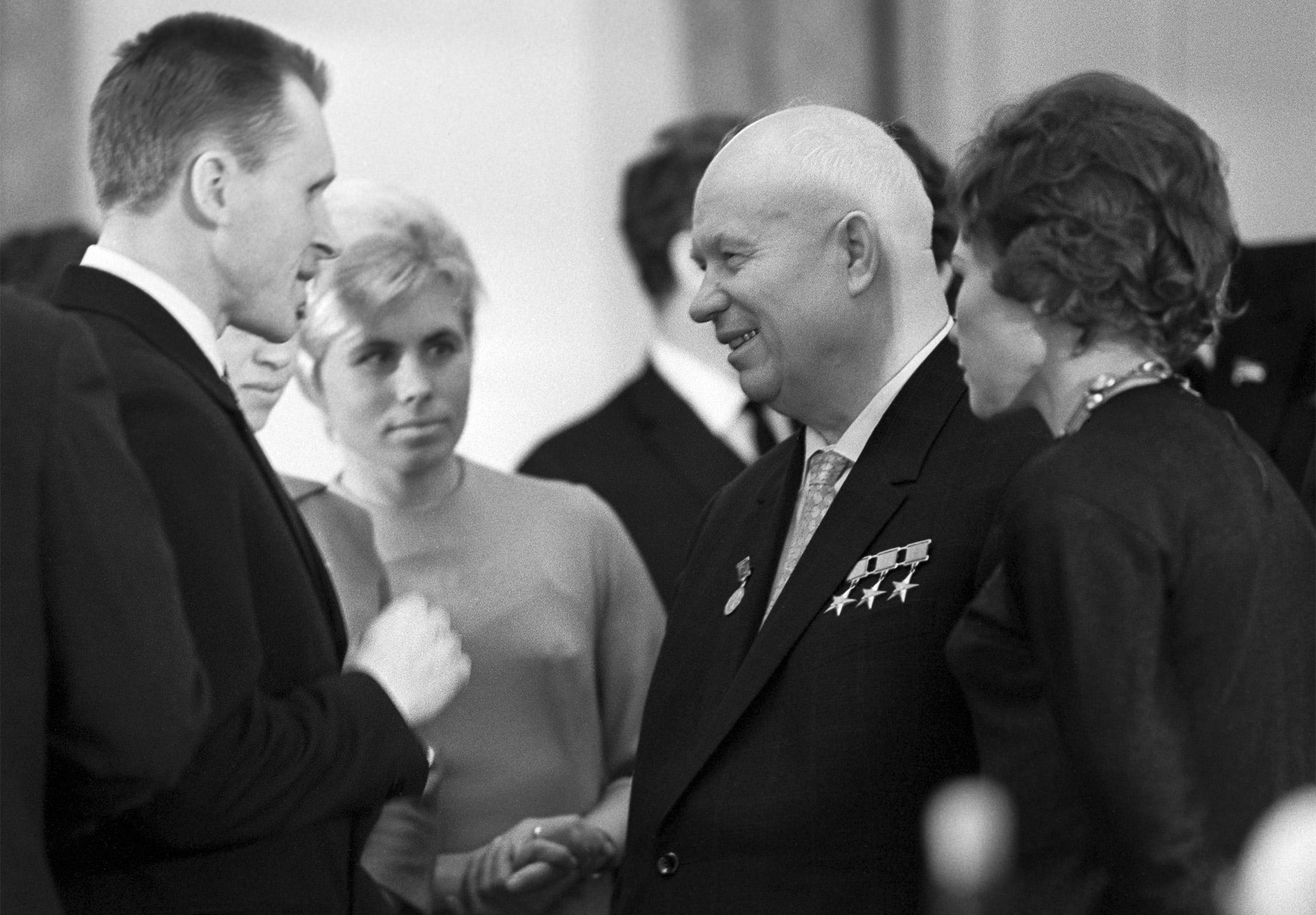 Прием в Кремле в честь спортсменов, победивших на зимней Олимпиады 1964 года в Инсбруке. Первый секретарь ЦК КПСС Никита Хрущев (справа) и Протопопов (слева)